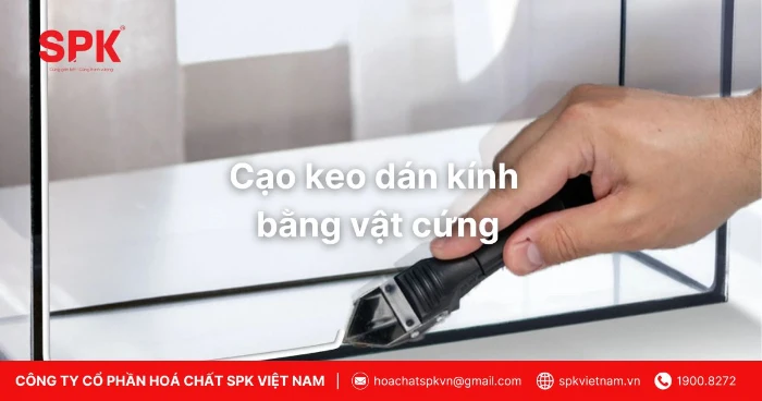 Cạo keo dán kính bằng vật cứng