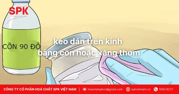 Làm sạch keo dán trên kính bằng cồn hoặc xăng thơm