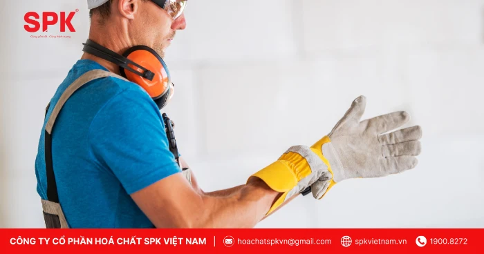 Đeo Găng Tay Khi Dùng Keo Dán Sắt